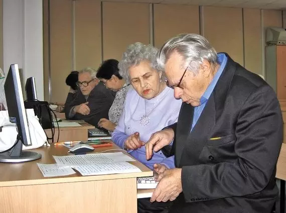 Бесплатные компьютерные курсы для пожилых людей работают в отделениях ПФР Ставропольского края