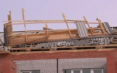 Со здания на территории школы №15 сорвало крышу