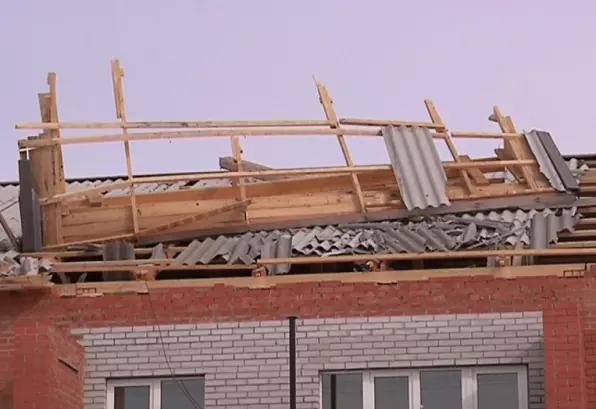 Со здания на территории школы №15 сорвало крышу