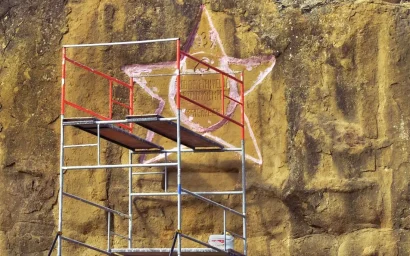 БАРЕЛЬЕФ НА СЕРЫХ КАМНЯХ УКРЕПЛЯЮТ ГИДРОФОБИЗОЛОМ