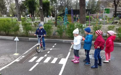 МАЛЕНЬКИЕ ПЕШЕХОДЫ УЧИЛИ ПРАВИЛА