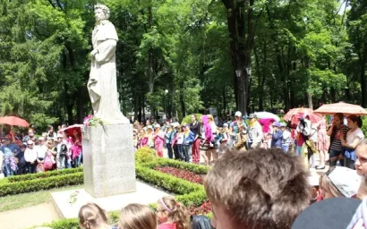 ЛЮБИТЕЛИ ПОЭЗИИ ЧЕСТВОВАЛИ ПУШКИНА     