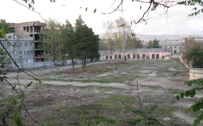 СТРОИТСЯ ПАРКОВКА НА 250 МАШИНОМЕСТ