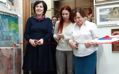 В ВЫСТАВОЧНОМ ЗАЛЕ — МОЛОДЫЕ ХУДОЖНИКИ