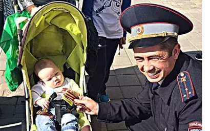 АВТОИНСПЕКТОРЫ И В ВЕЛИКИЙ ПРАЗДНИК  ОБУЧАЮТ БЕЗОПАСНОСТИ