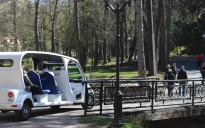 ПО ДОСТОПРИМЕЧАТЕЛЬНЫМ МЕСТАМ ПАРКА —  НА ЭЛЕКТРОКАРАХ