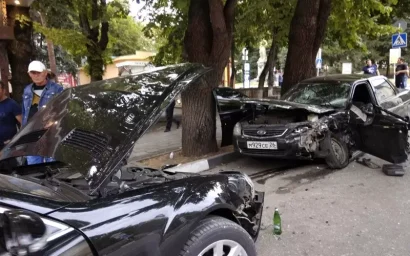 ДТП У ПАМЯТНИКА ДЗЕРЖИНСКОМУ: РАЗБИТЫ ДВЕ МАШИНЫ, ДВОЕ ПОСТРАДАВШИХ