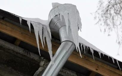 КТО ОБЯЗАН УБИРАТЬ СОСУЛЬКИ И СУГРОБЫ?