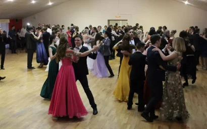 МОЛОДЕЖЬ КРУЖИЛАСЬ В ВАЛЬСЕ