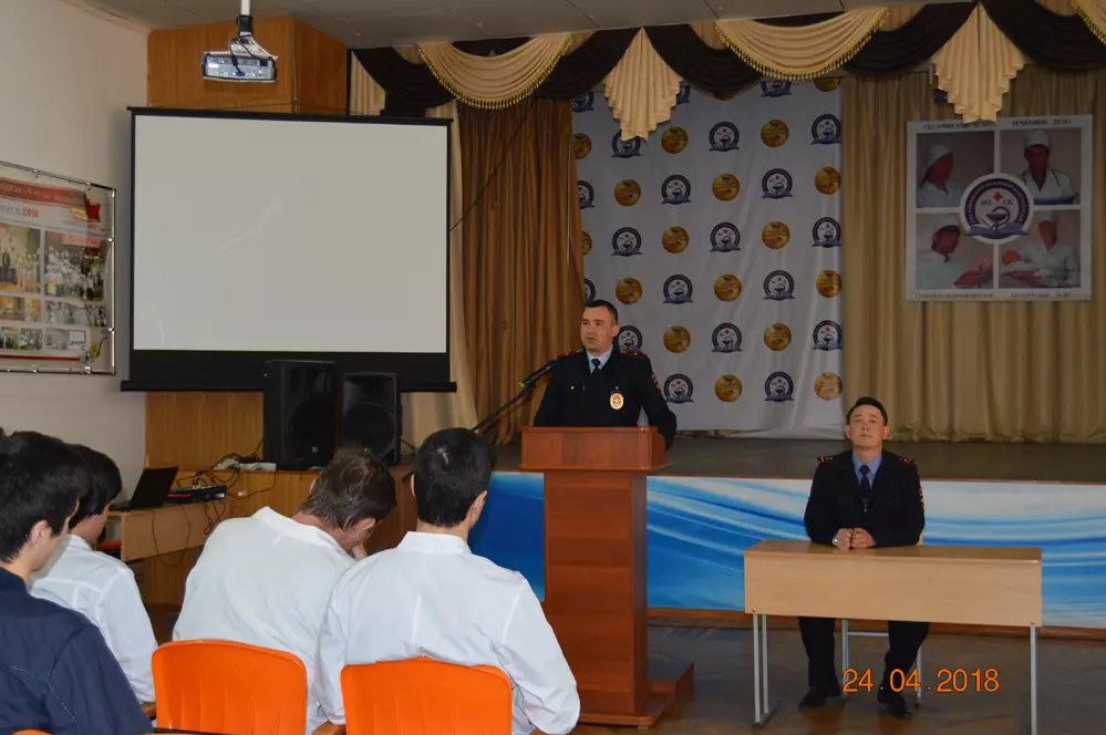 СОТРУДНИКИ ОГИБДД ВСТРЕТИЛИСЬ С ЮНЫМИ МЕДИКАМИ