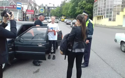 АВТОИНСПЕКТОРЫ ВРУЧАЛИ ГЕОРГИЕВСКИЕ  ЛЕНТЫ