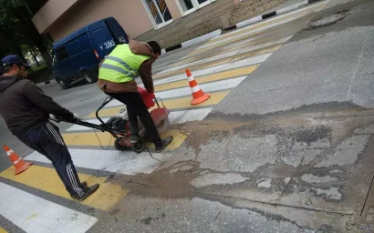 НА ПРОСПЕКТЕ ДЗЕРЖИНСКОГО ПРОВАЛИЛСЯ АСФАЛЬТ