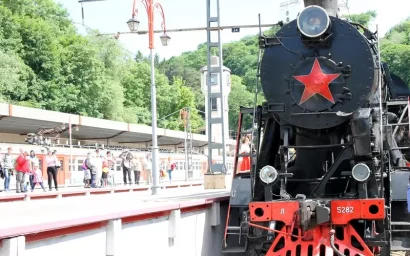 РЕТРО-ПОЕЗД ОТПРАВИЛСЯ С ПЕРРОНА СТАРЕЙШЕГО ВОКЗАЛА (6+)