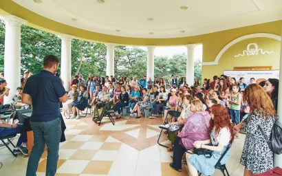 В КИСЛОВОДСКОМ ПАРКЕ ПРОШЕЛ АРТПИКНИК