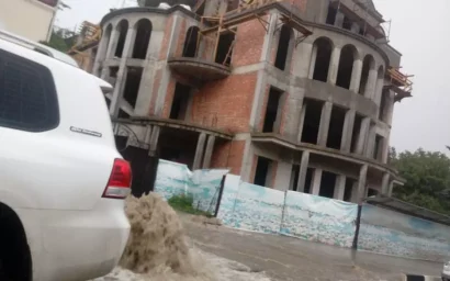 УГХ ПРИСТУПИЛО К СРОЧНОЙ ЧИСТКЕ ЛИВНЕВОК