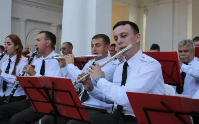 «ВАЛЬС НАШЕЙ МОЛОДОСТИ» В ИСПОЛНЕНИИ ОРКЕСТРА РОСГВАРДИИ У КОЛОННАДЫ