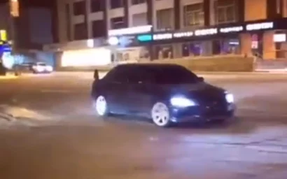 БЕЗУМНЫЙ ДРИФТ УСТРОИЛ ВОДИТЕЛЬ ПО ЗАСНЕЖЕННОМУ ЦЕНТРУ