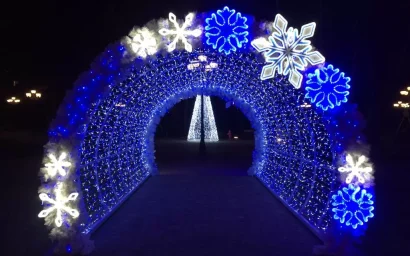 ВЕЧЕРНИЙ ГОРОД УКРАСИЛИ СВЕТОВЫЕ МАЛЫЕ АРХИТЕКТУРНЫЕ ФОРМЫ