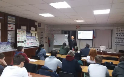 АВТОИСНСПЕКТОРЫ ПРОВЕЛИ ВСТРЕЧУ С МОЛОДЫМИ ВОДИТЕЛЯМИ