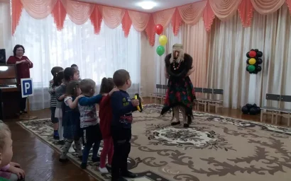 МАЛЫШЕЙ ПОЗНАКОМИЛИ С ПРАВИЛАМИ ПДД