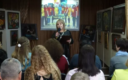 ВЕРНИСАЖ «ПРИТЯЖЕНИЕ ЦВЕТА»: КРАСОТА В ОБЫДЕННОМ