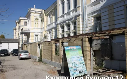 ПРИСТАВЫ ОБЪЯСНИЛИ, ПОЧЕМУ НЕ СНЕСЛИ СТРОИТЕЛЬНЫЙ ЗАБОР ПЕРЕД ОБЪЕКТОМ КУЛЬТУРНОГО НАСЛЕДИЯ (16+)