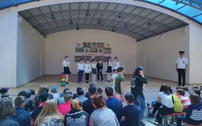 АВТОИНСПЕКТОРАМ ОТДЫХАТЬ НЕКОГДА. В СОСНОВОМ БОРУ ГОВОРИЛИ О ПДД