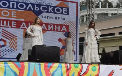 ДЕФИЛЕ МОДНЫХ НОВИНОК ПРЕДСТАВИЛИ СТАВРОПОЛЬСКИЕ СТУДЕНТЫ НА ФЕСТИВАЛЕ «ЛАДЬЯ»