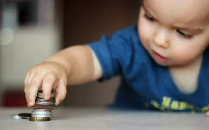 ПОСОБИЯ НА ДЕТЕЙ ДО ТРЕХ ЛЕТ ВЫРАСТАЮТ В 200 РАЗ.  НО, КАК ОБЫЧНО — НЕ ДЛЯ ВСЕХ