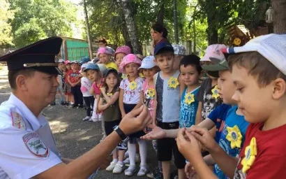 АВТОИНСПЕКТОРЫ УЧАТ ДЕТЕЙ, КАК СТАТЬ ЗАМЕТНЕЕ НА ДОРОГЕ