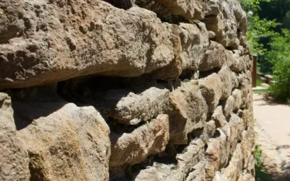 В НАЦИОНАЛЬНОМ ПАРКЕ ОТРЕМОНТИРУЮТ ПОДПОРНУЮ СТЕНУ ВДОЛЬ ТЕРРЕНКУРА