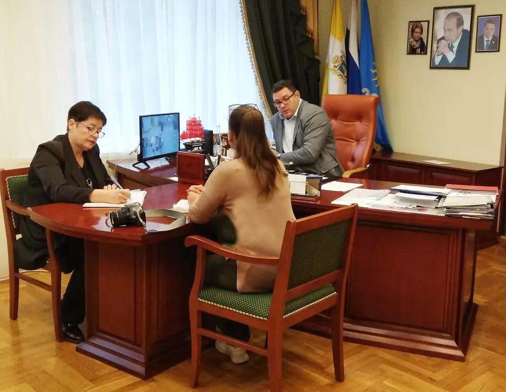 ГЛАВУ РАССПРОСИЛИ О ПРОРЕХАХ ЗАСТАРЕЛЫХ И ПЕРЕМЕНАХ ГРЯДУЩИХ