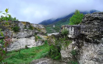 УНИКАЛЬНУЮ ГОРУ  ОДНИ ОЧИЩАЮТ ОТ МУСОРА — ДРУГИЕ РАЗБИВАЮТ ТЯЖЕЛОЙ ТЕХНИКОЙ