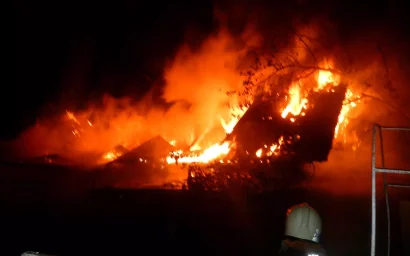 НА УЛИЦЕ ОРДЖОНИКИДЗЕ ГОРИТ МНОГОЭТАЖНЫЙ ДОМ