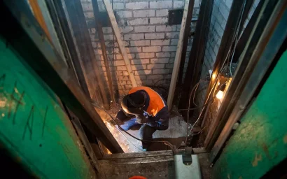 В КИСЛОВОДСКИХ ДОМАХ МЕНЯЮТ ЛИФТЫ