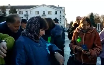 ЖИТЕЛИ ЛЕРМОНТОВА ПРОТЕСТОВАЛИ ГУЛЯНЬЕМ ПО ГОРОДУ С ЛЕНТОЧКАМИ