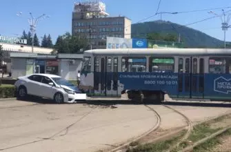 Трамвай в Пятигорске сошел с рельсов и протаранил Тойоту