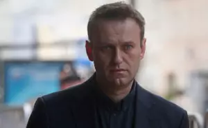 Алексей Навальный находится в токсикореанимации в Омске, одна из версий - отравление