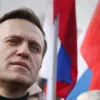 Алексей Навальный находится в токсикореанимации в Омске, одна из версий - отравление