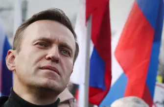 Алексей Навальный находится в токсикореанимации в Омске, одна из версий - отравление