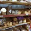 Нонсенс торговли: масочный режим и открытый хлеб на прилавках
