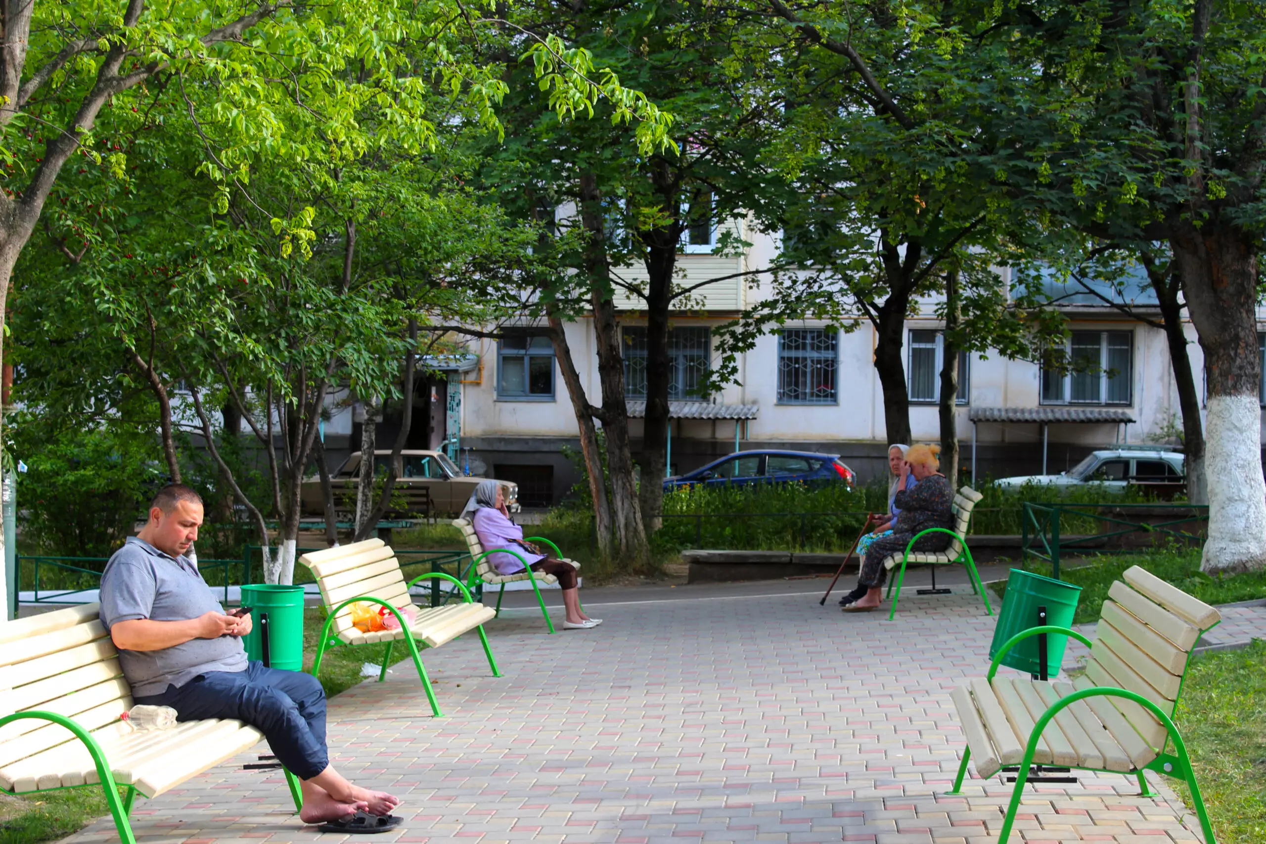 В Кисловодске благоустраивают детскую площадку на улице Губина