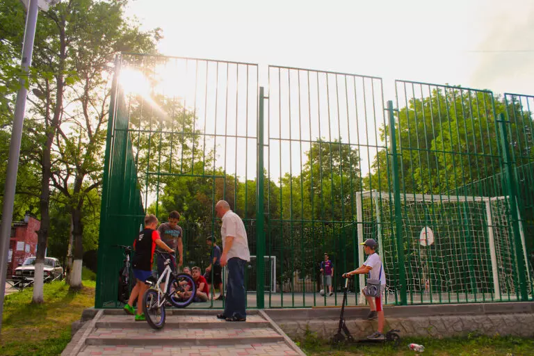 В Кисловодске благоустраивают детскую площадку на улице Губина