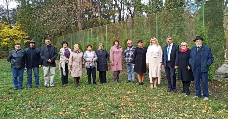 На территории музея-усадьбы Н.А.Ярошенко празднично открыли новую туевую аллею