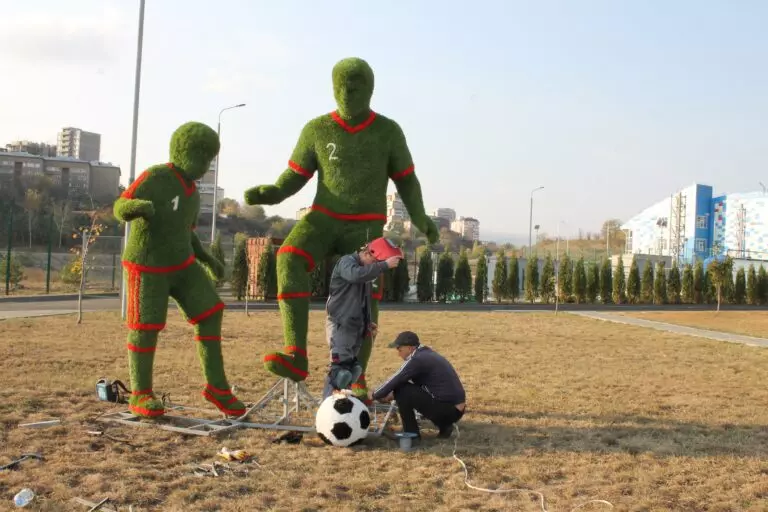 На территории нового ФОКа в Кисловодске установили топиари, искусственные фигуры двух футболистов с мячом