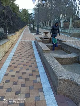 В Кисловодске на улице Ходжаева установили памятник архитектору, а фонтаны подготовили к зиме