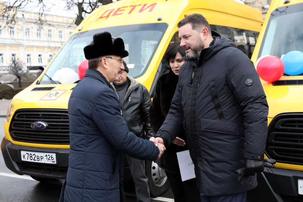 Учащиеся двух кисловодских школ получили новые автобусы
