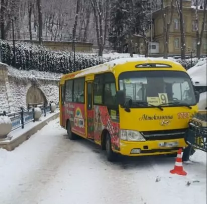 ДТП на привокзальной площади Кисловодска: пассажирский автобус врезался в  ограждение