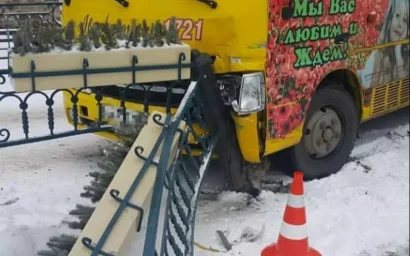ДТП на привокзальной площади Кисловодска: пассажирский автобус врезался в  ограждение
