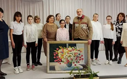 «Заряд позитива»: Владимир Лунев дарит свои картины детям